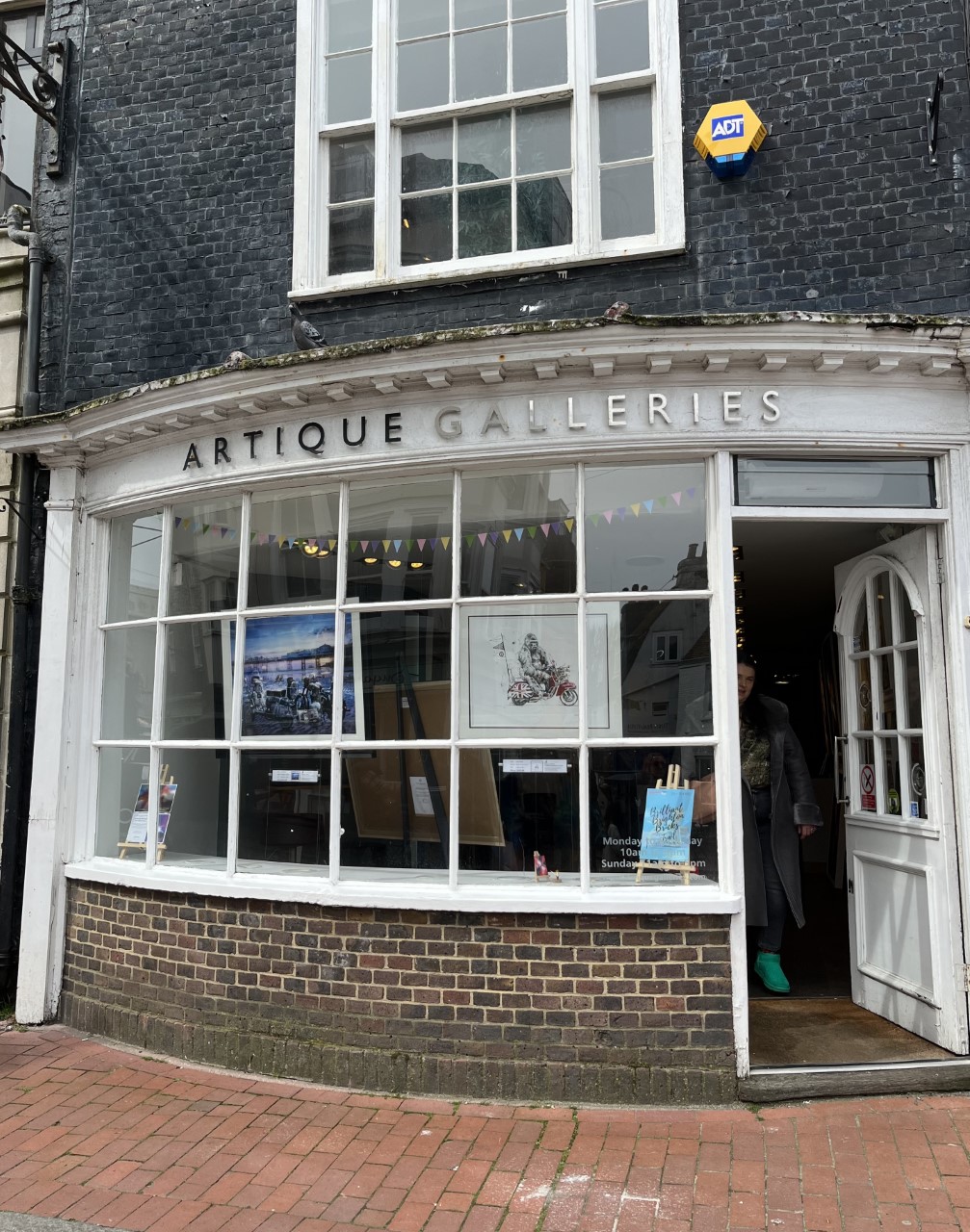 Image shows front of Artique Gallery in Brighton Lanes