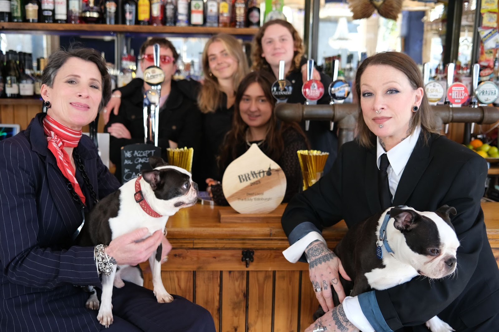Image shows team at The Edinburgh (The Eddy) pub celebrating BRAVOs 2023 award for Best Local